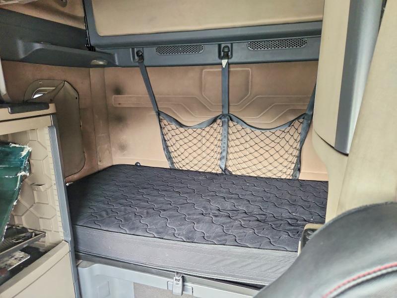 2010 Freightliner Cascadia Semi Truck