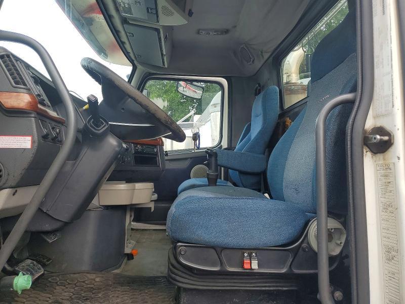 2005 Volvo VNL Semi Truck