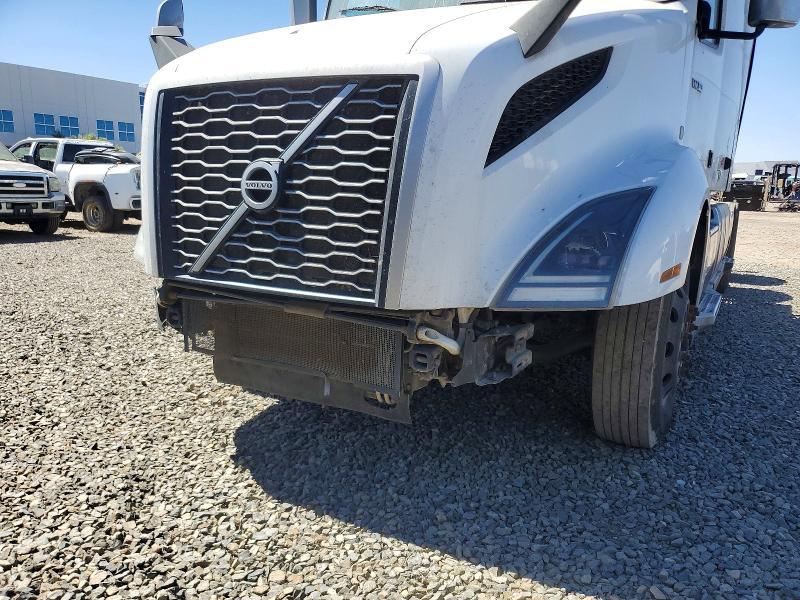 2022 Volvo VNL Semi Truck