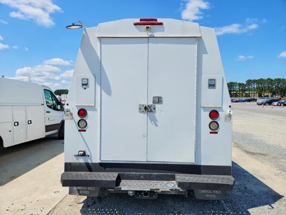 2010 Ford Econoline E450 Super Duty Cutaway Van
