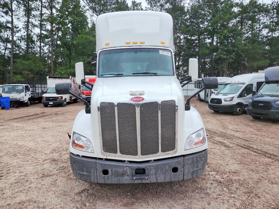 2017 Peterbilt 579 Semi Truck