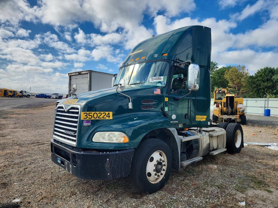 2016 Mack 600 CXU600-Semi Truck