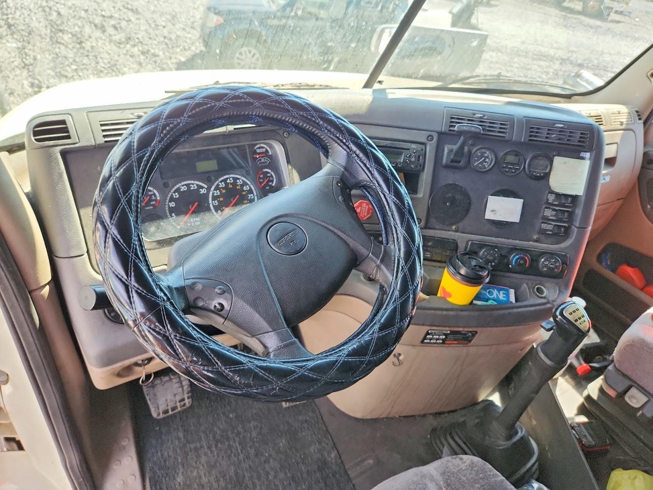 2015 Freightliner Cascadia Semi Truck
