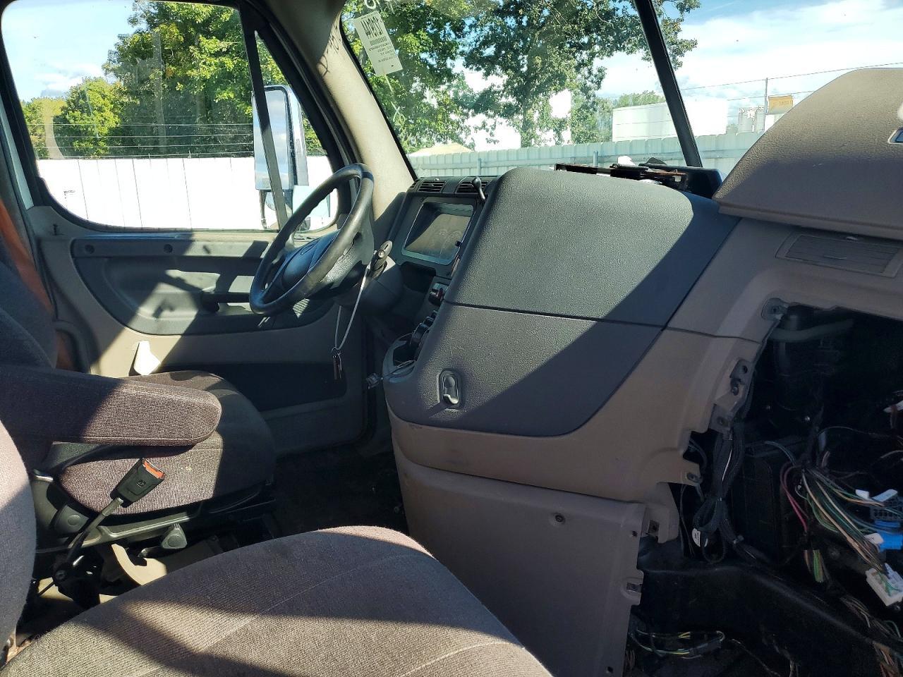 2012 Freightliner Cascadia Semi Truck