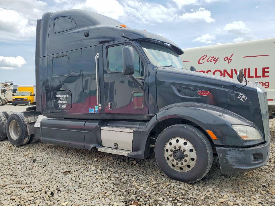 2013 Peterbilt 587 Semi Truck