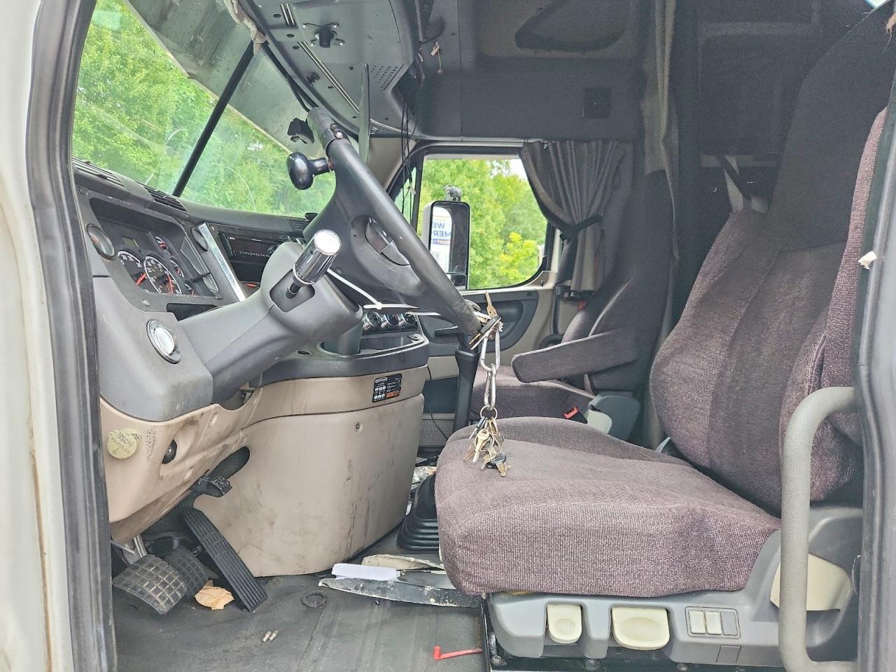 2014 Freightliner Cascadia Semi Truck