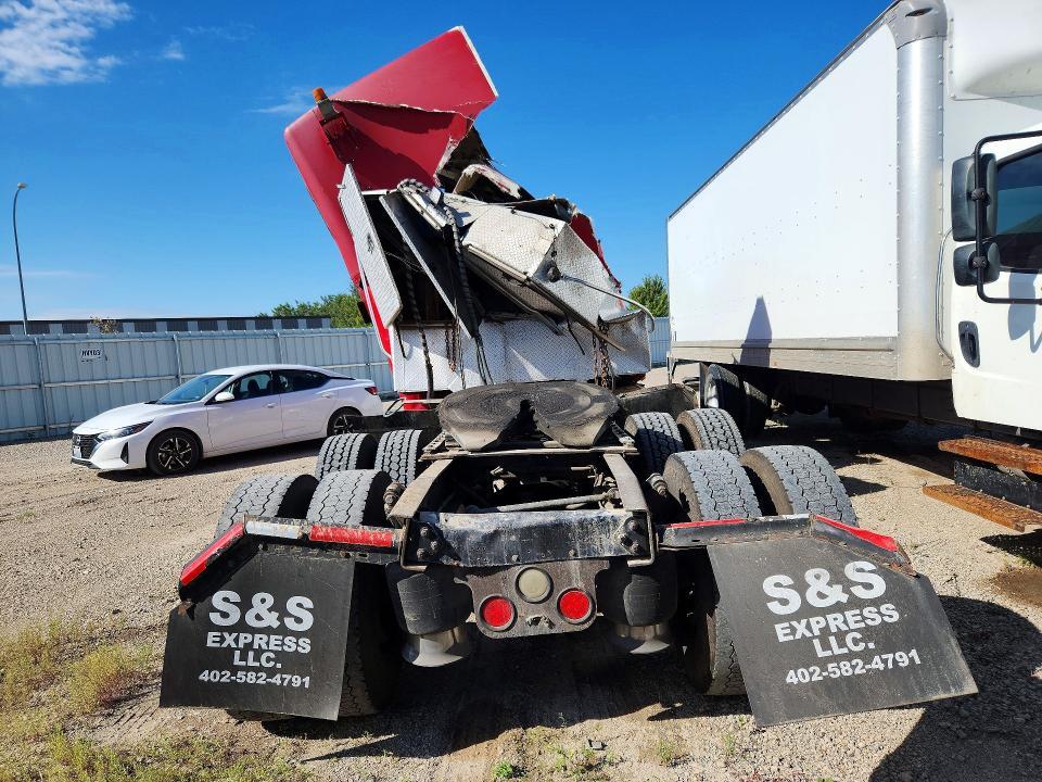 2005 Freightliner FLD132 Semi Truck