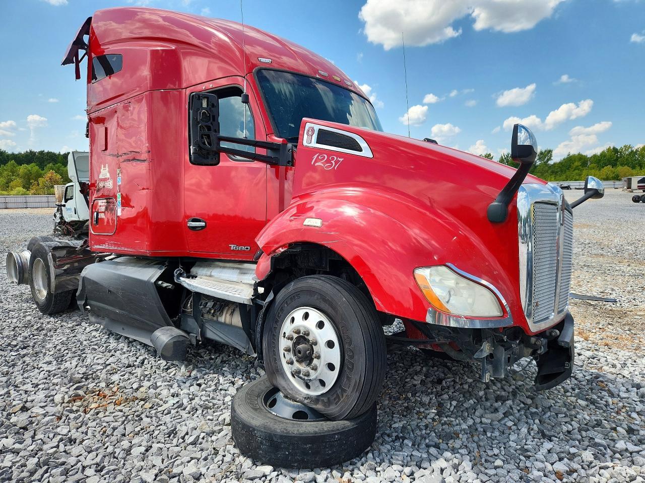 2017 Kenworth T680 Semi Truck