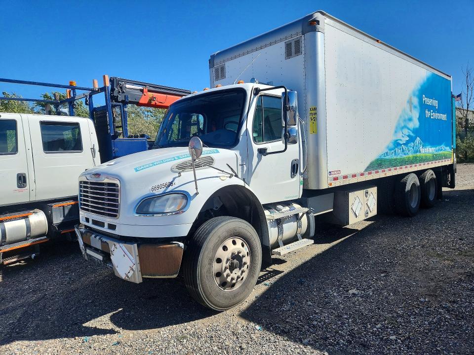 2015 Frht - Freightliner 2015 Freightliner Business Class M2 BOX Truck
