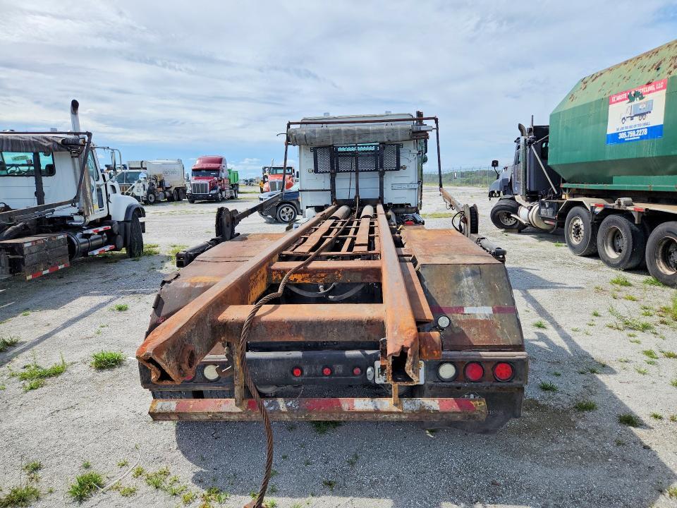 2006 Volvo VHD ROLL-OFF Container Truck