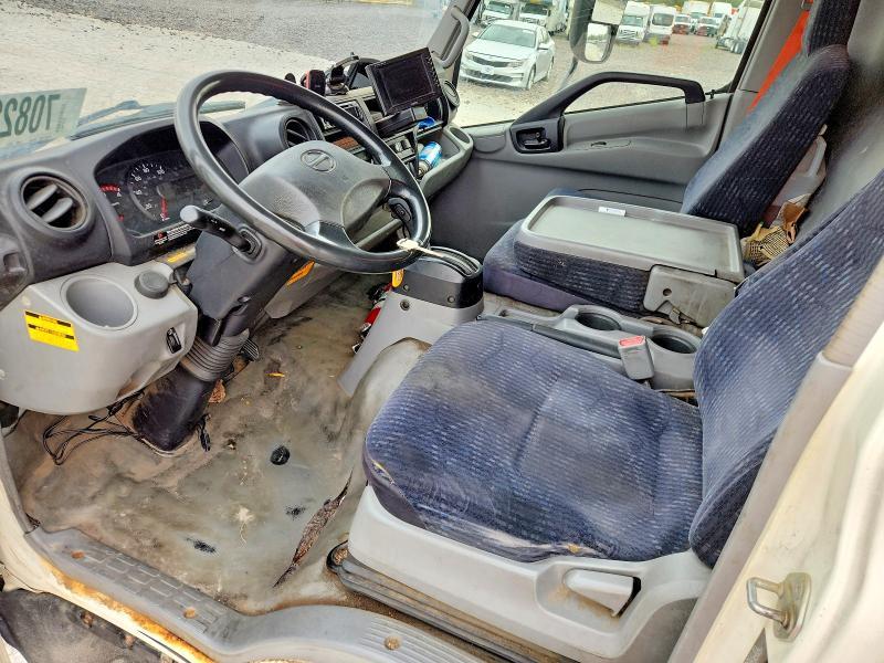 2017 Hino 195 BOX Truck