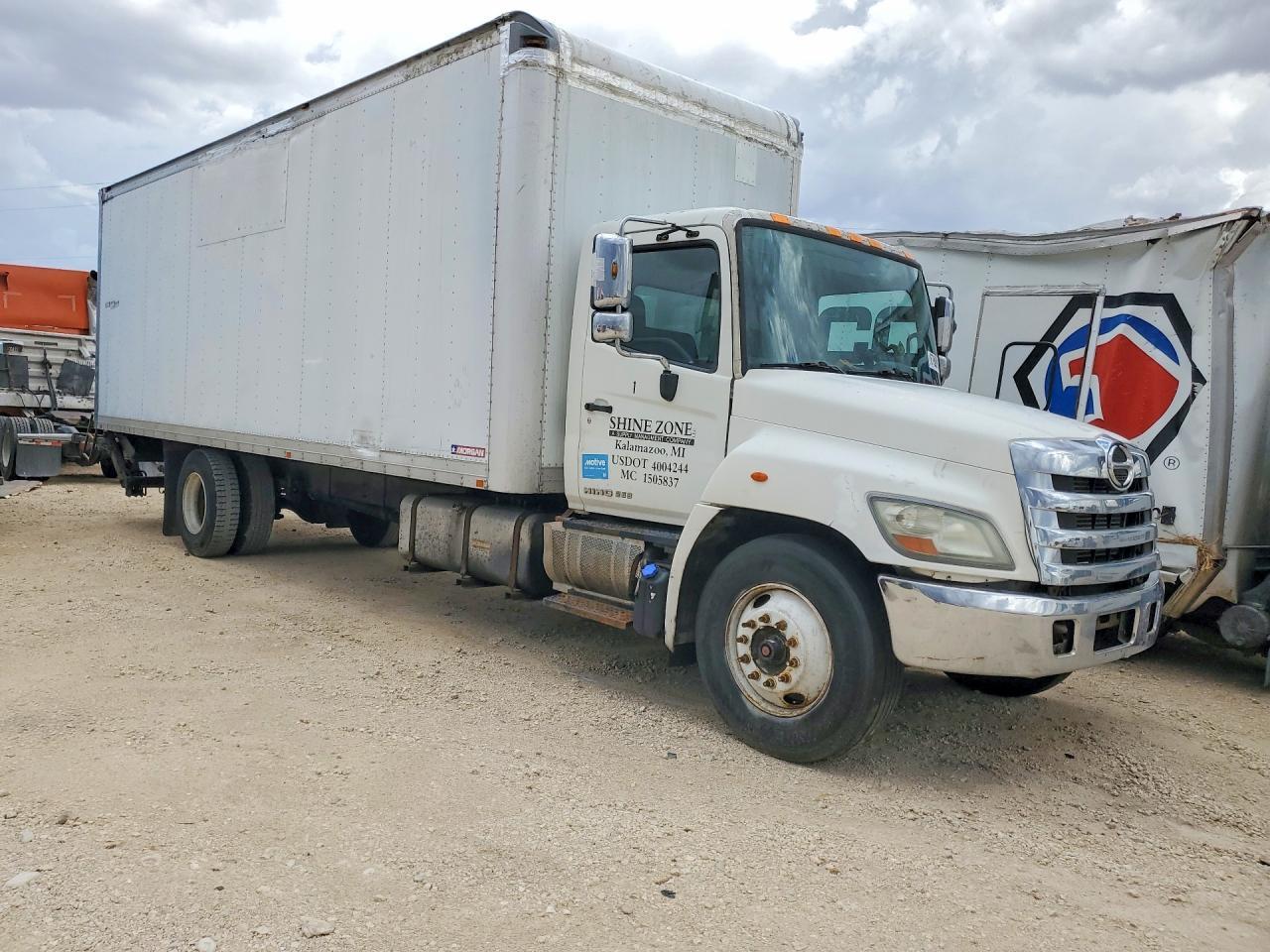 2013 Hino 258/268 BOX Truck