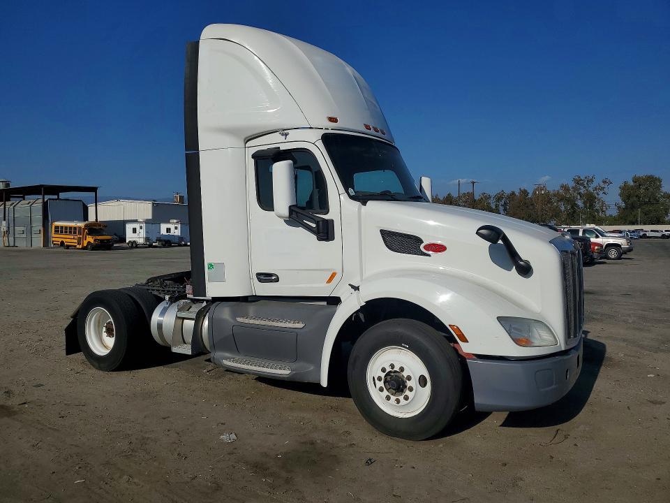 2017 Peterbilt 579 Semi Truck