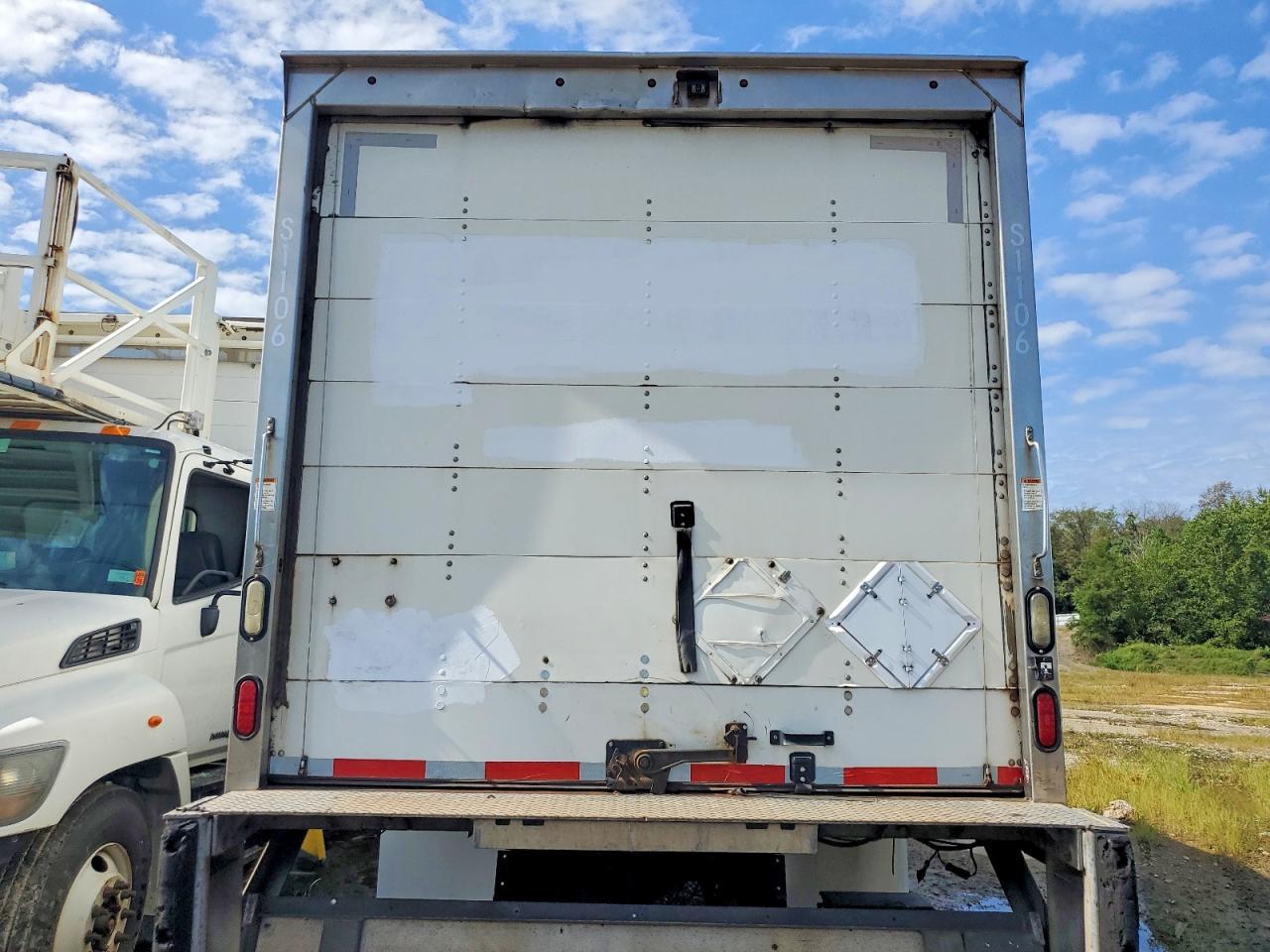 2016 Freightliner Business Class M2 BOX Truck