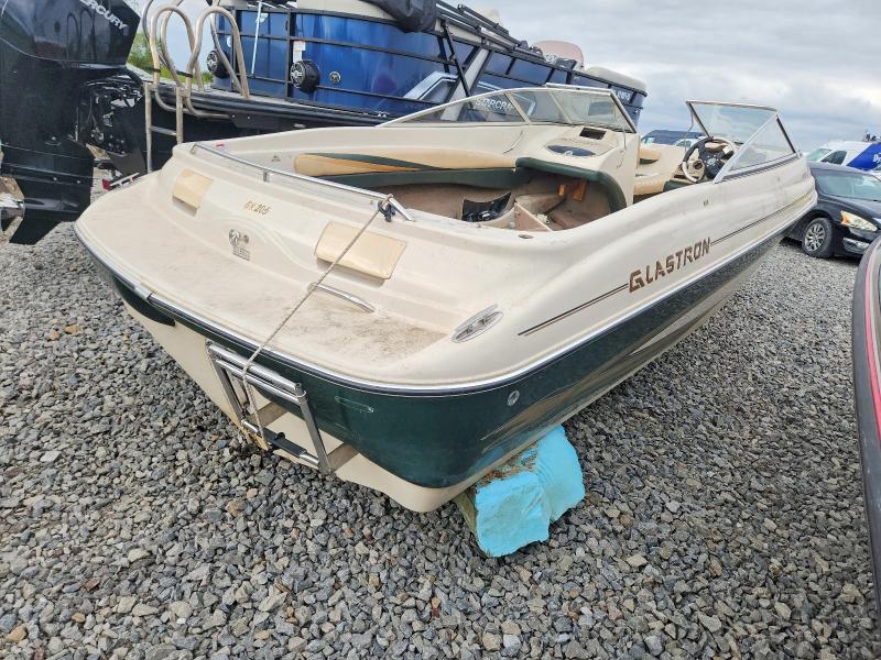 2000 Glastron Boat