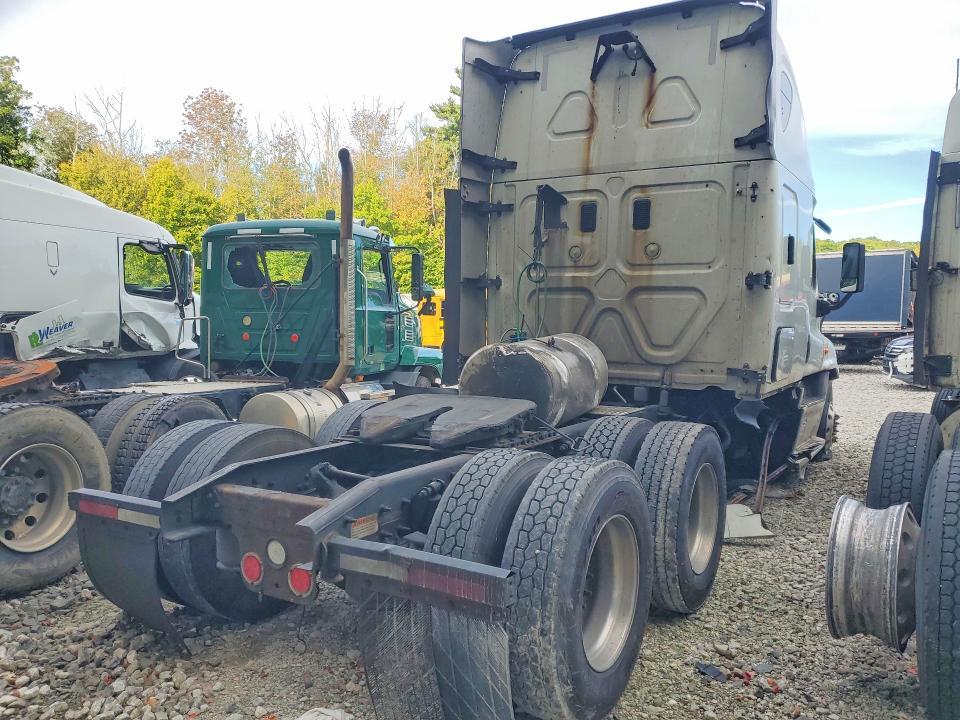 2016 Freightliner Cascadia 125 Semi Truck