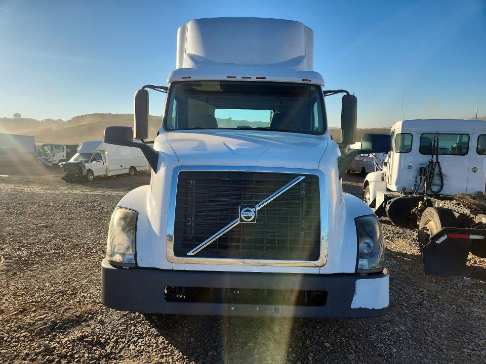 2015 Volvo VNL Semi Truck