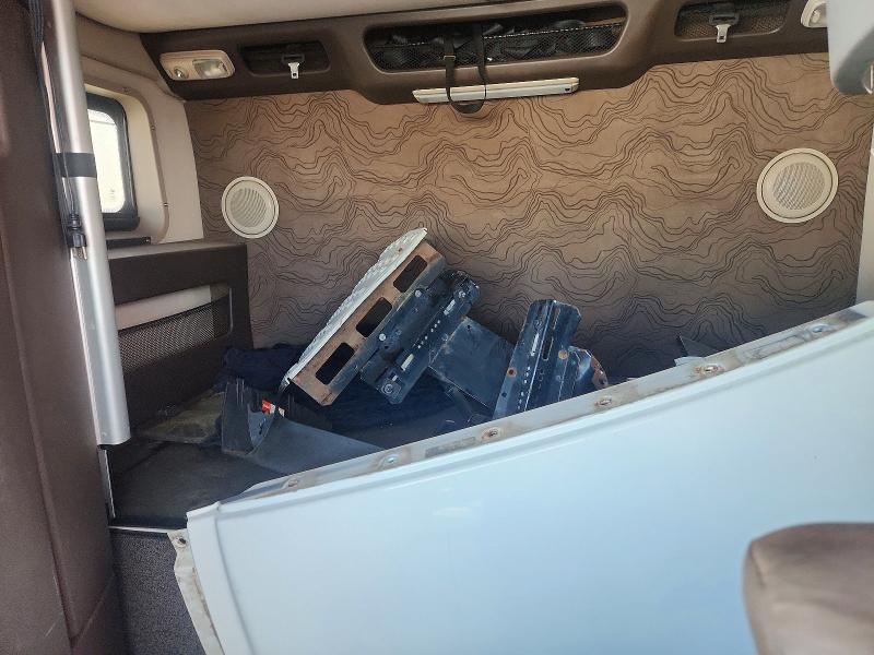 2014 Volvo VNL Semi Truck