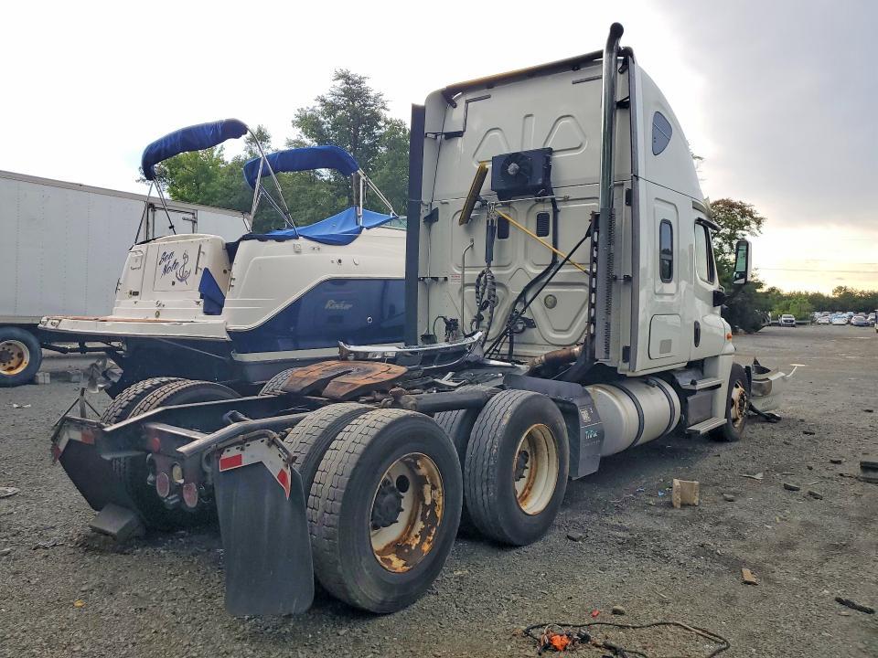 2015 Freightliner Cascadia Semi Truck