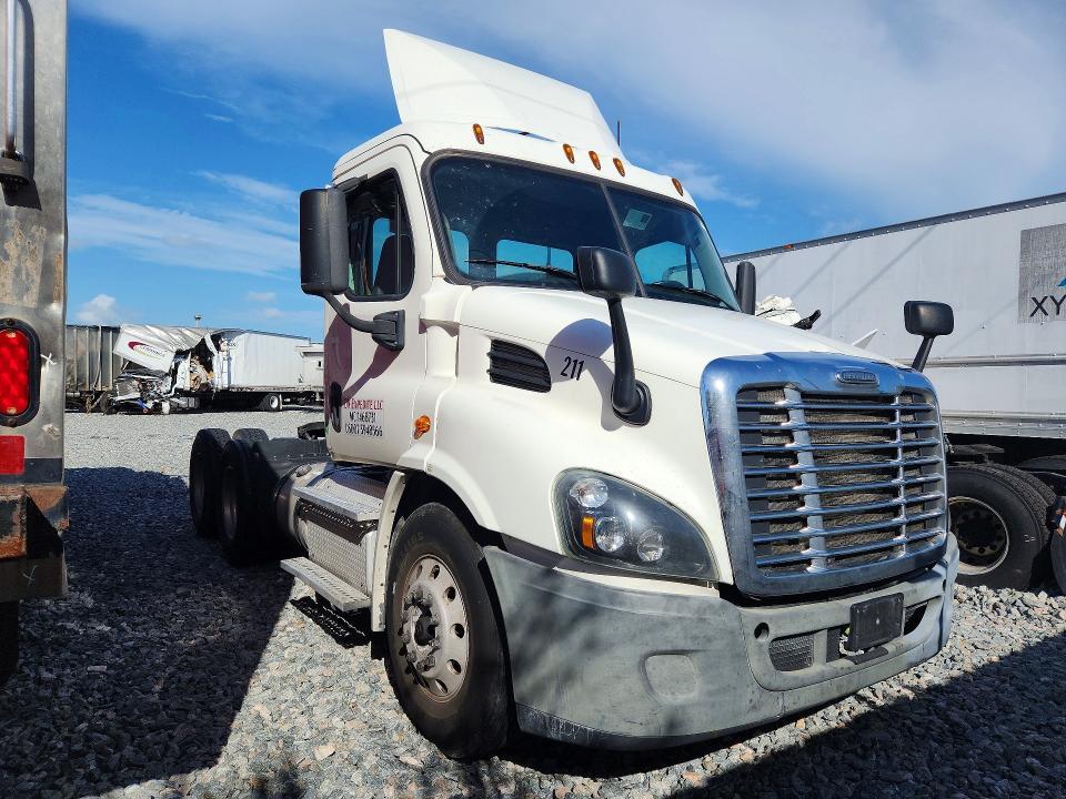 2016 Freightliner Cascadia 113 Semi Truck