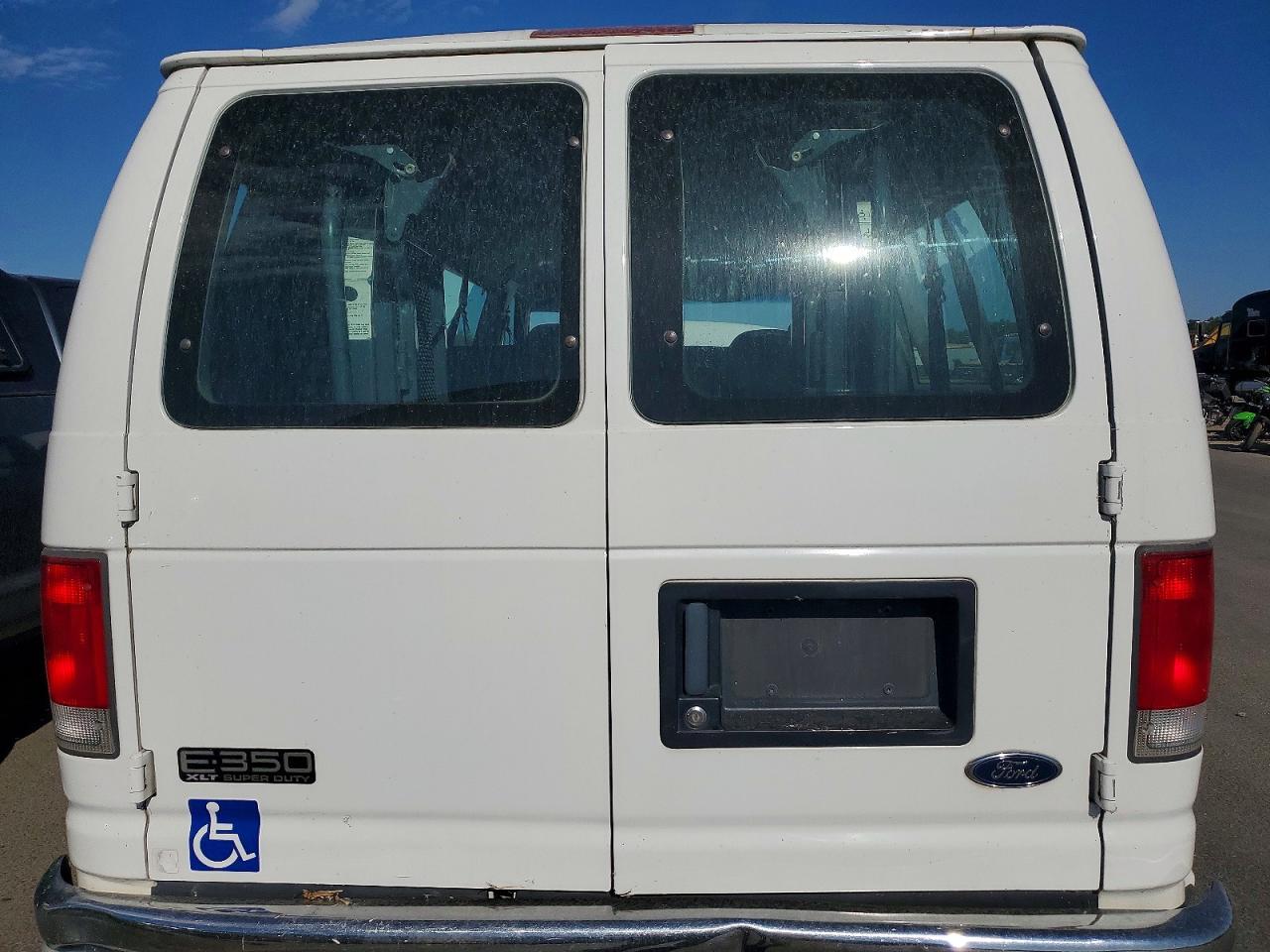 2001 Ford Econoline E350 Super Duty Wagon