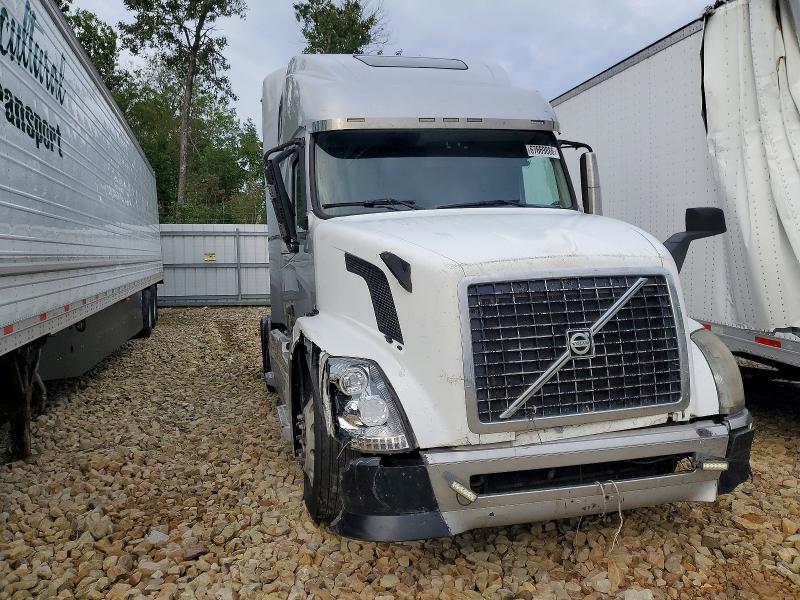 2009 Volvo VNL Semi Truck