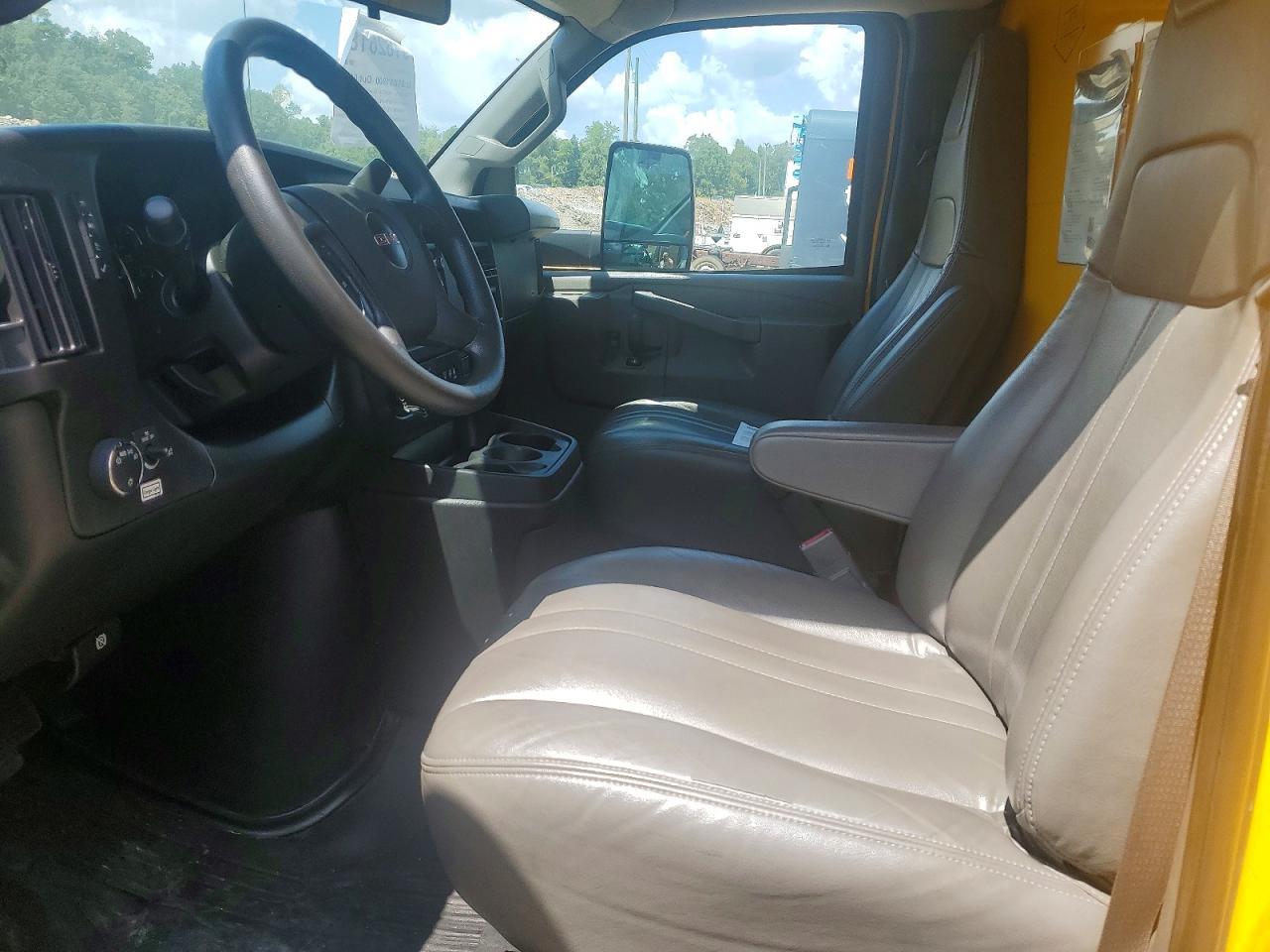 2022 GMC Savana BOX Truck