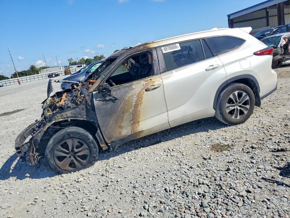 2022 Toyota Highlander Hybrid XLE