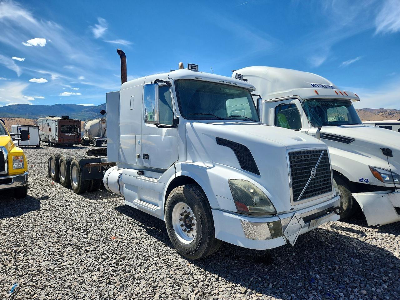 2008 Volvo VNL Semi Truck