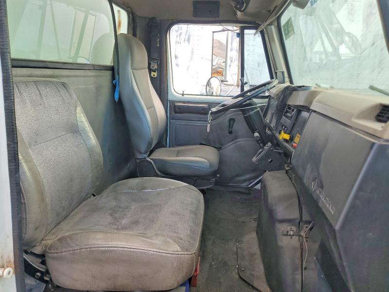2001 International 4900 BOX Truck