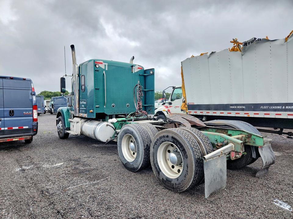 2013 Freightliner Coronado Semi Truck