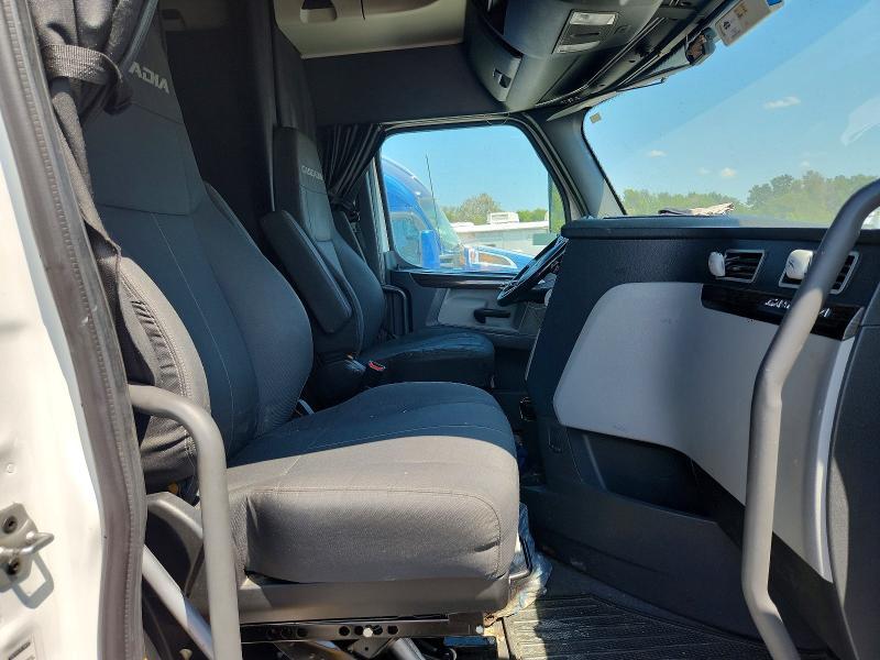 2021 Freightliner Cascadia 126