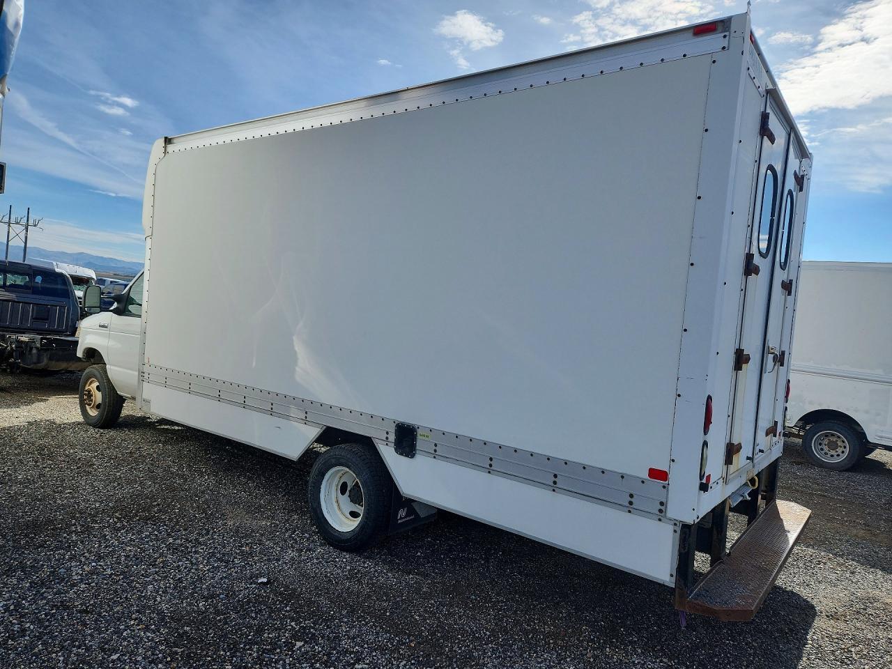 2014 Ford Econoline E450 Super Duty Cutaway Van