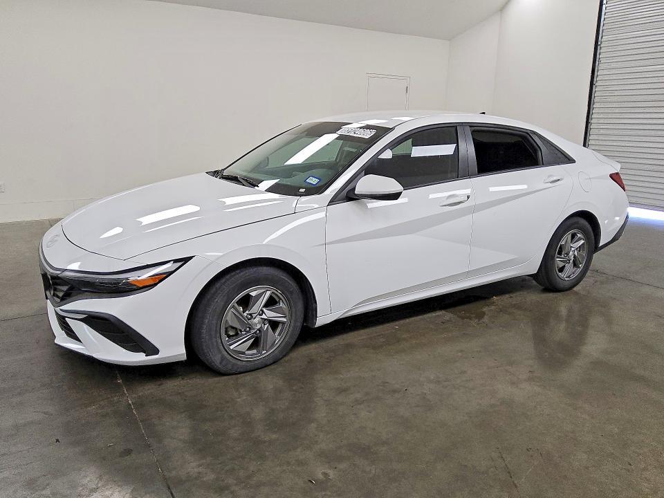 2025 Hyundai Elantra SE