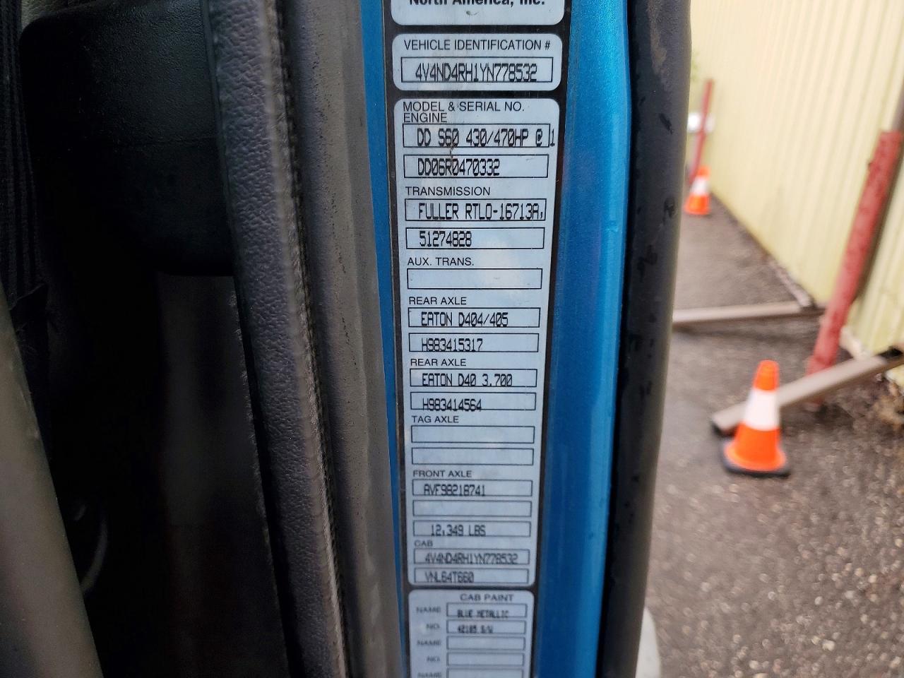 2000 Volvo VNL Semi Truck