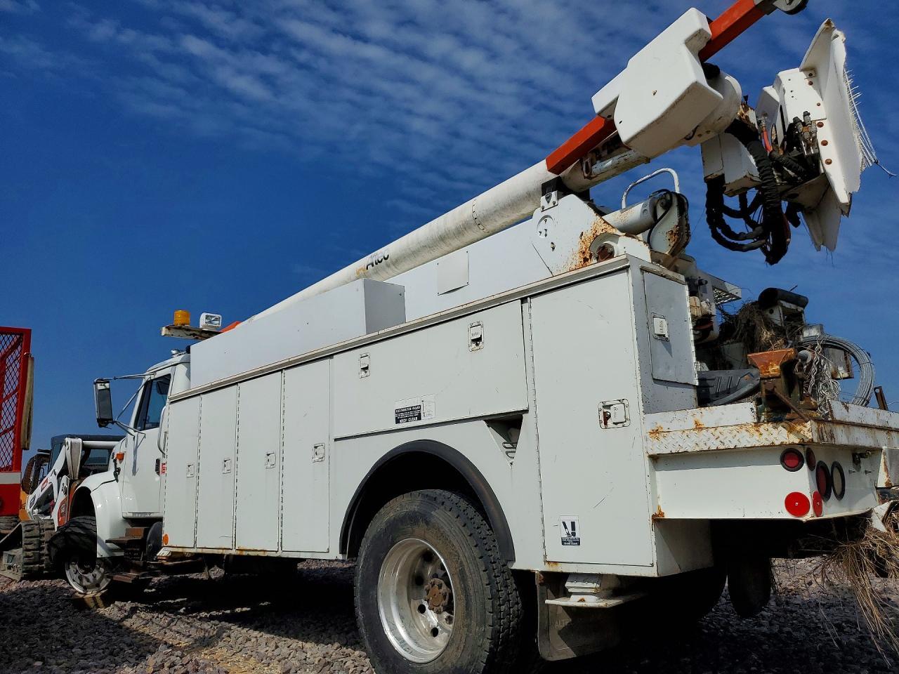2000 International 4700 Bucket Truck