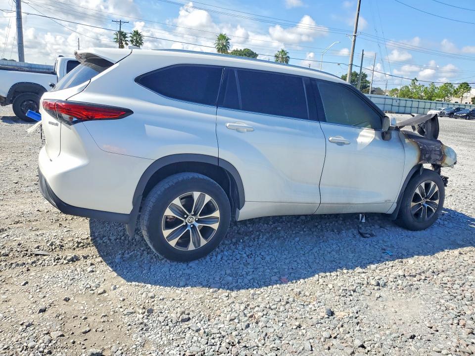2022 Toyota Highlander Hybrid XLE