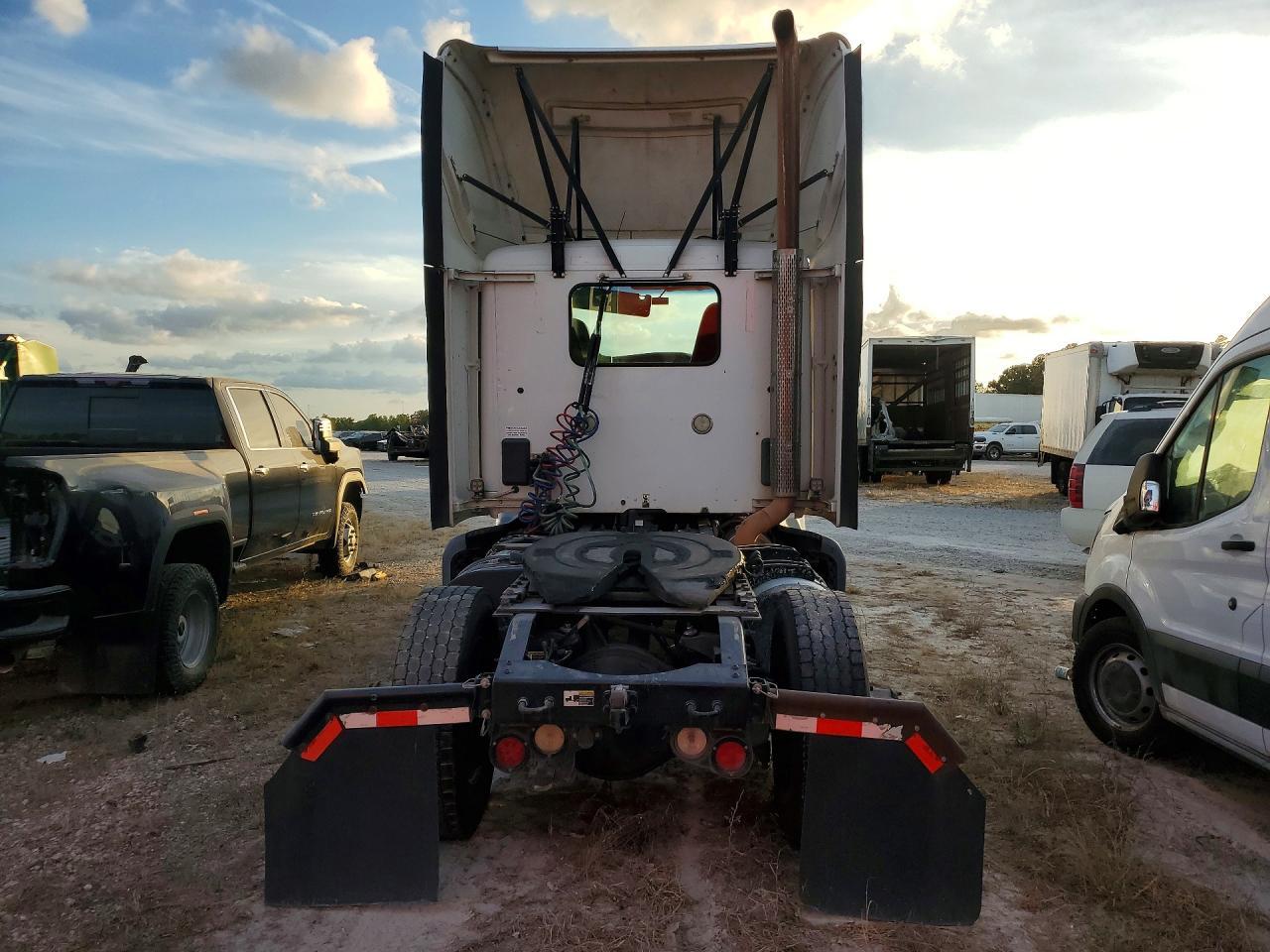 2016 Peterbilt 579 Semi Truck