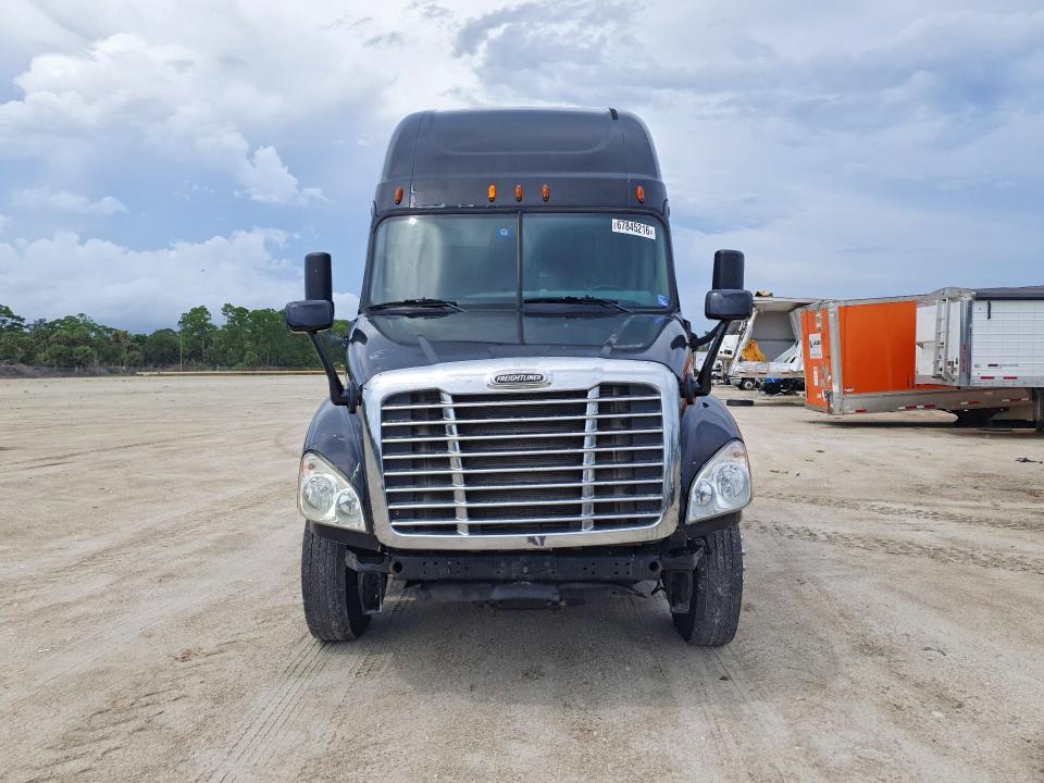 2015 Freightliner Cascadia Semi Truck
