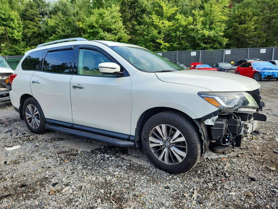 2017 Nissan Pathfinder sv