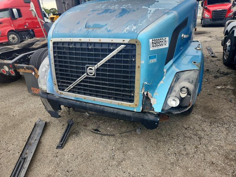 2006 Volvo VNL Semi Truck