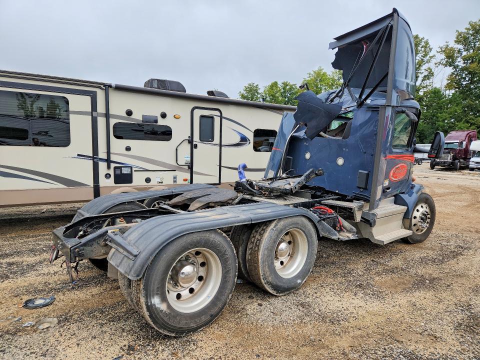 2022 Peterbilt 579 Semi Truck