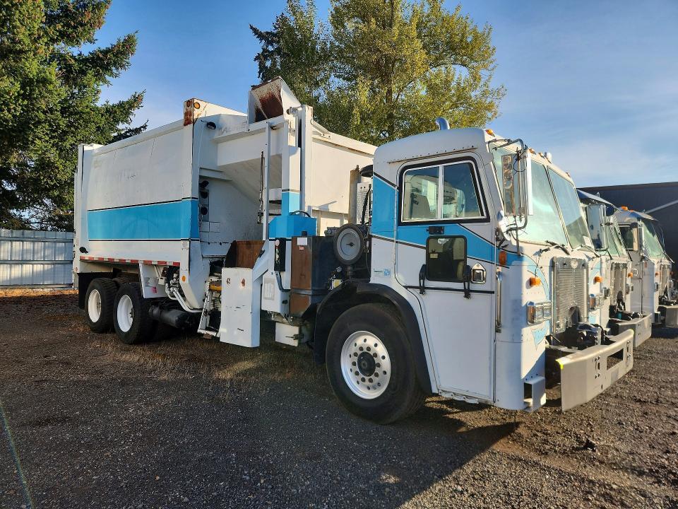 2000 Peterbilt 320 Packer Garbage Truck