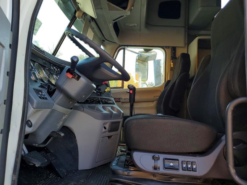 2014 Freightliner Columbia Semi Truck