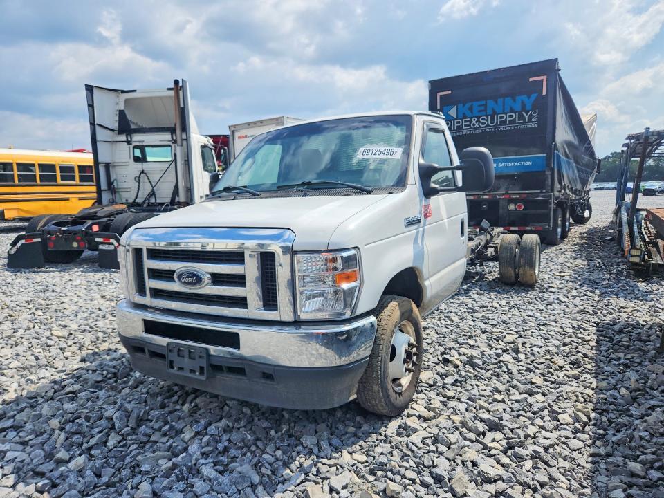 2022 Ford Econoline E450 Super Duty Cutaway Van