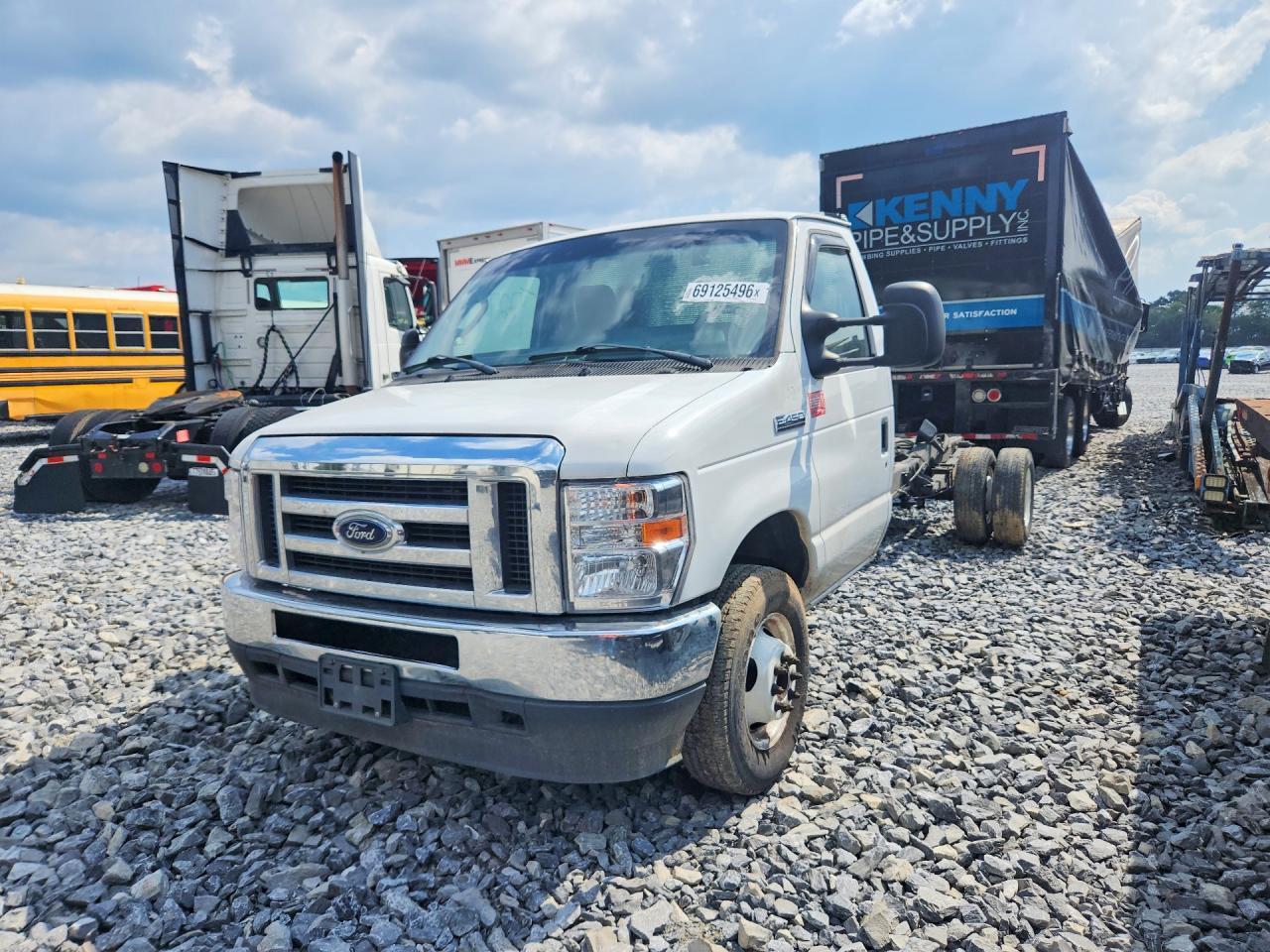 2022 Ford Econoline E450 Super Duty Cutaway Van