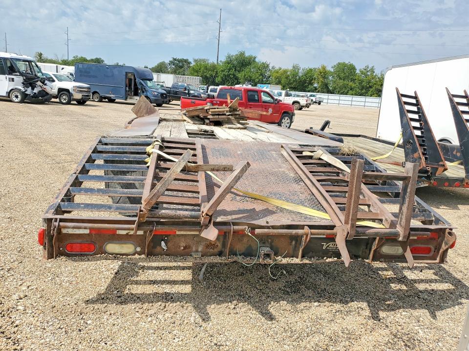 2002 Featheligh 2002 Featherlite Equipment Trailer