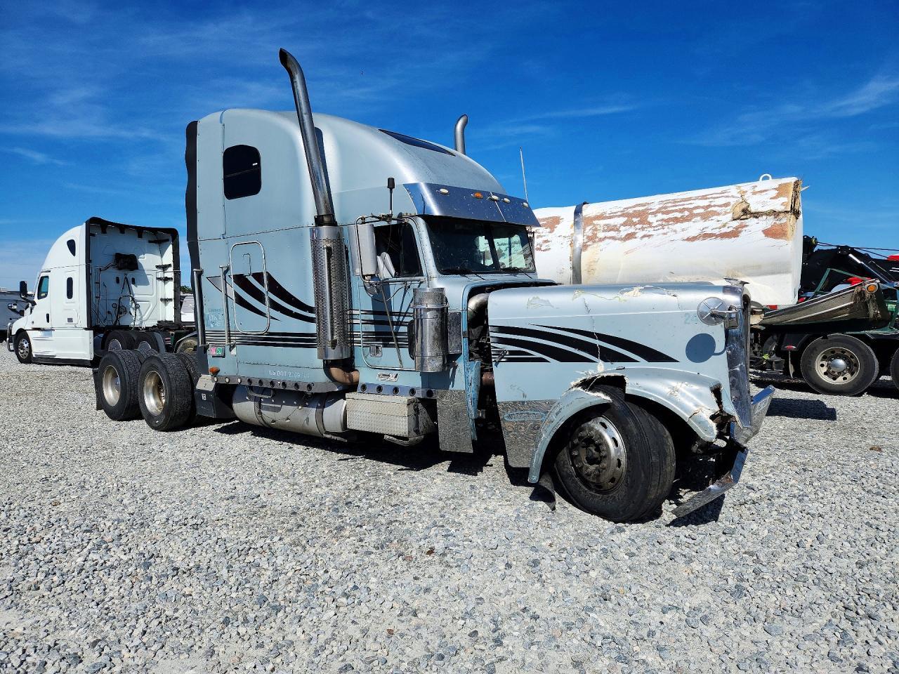 2002 Freightliner FLD120 Semi Truck