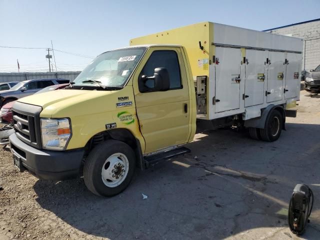 2017 Ford Econoline E450 Super Duty Cutaway Van