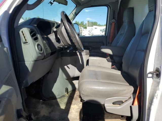 2015 Ford Econoline E450 Super Duty Cutaway Van